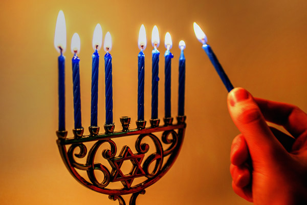 The Right Way to Use a Menorah The Jewish Lady